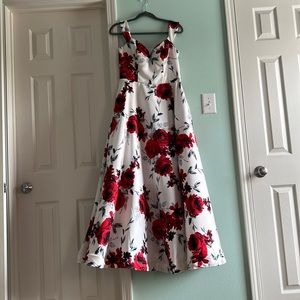 White dress with red roses. Prom dress in perfect condition with pockets